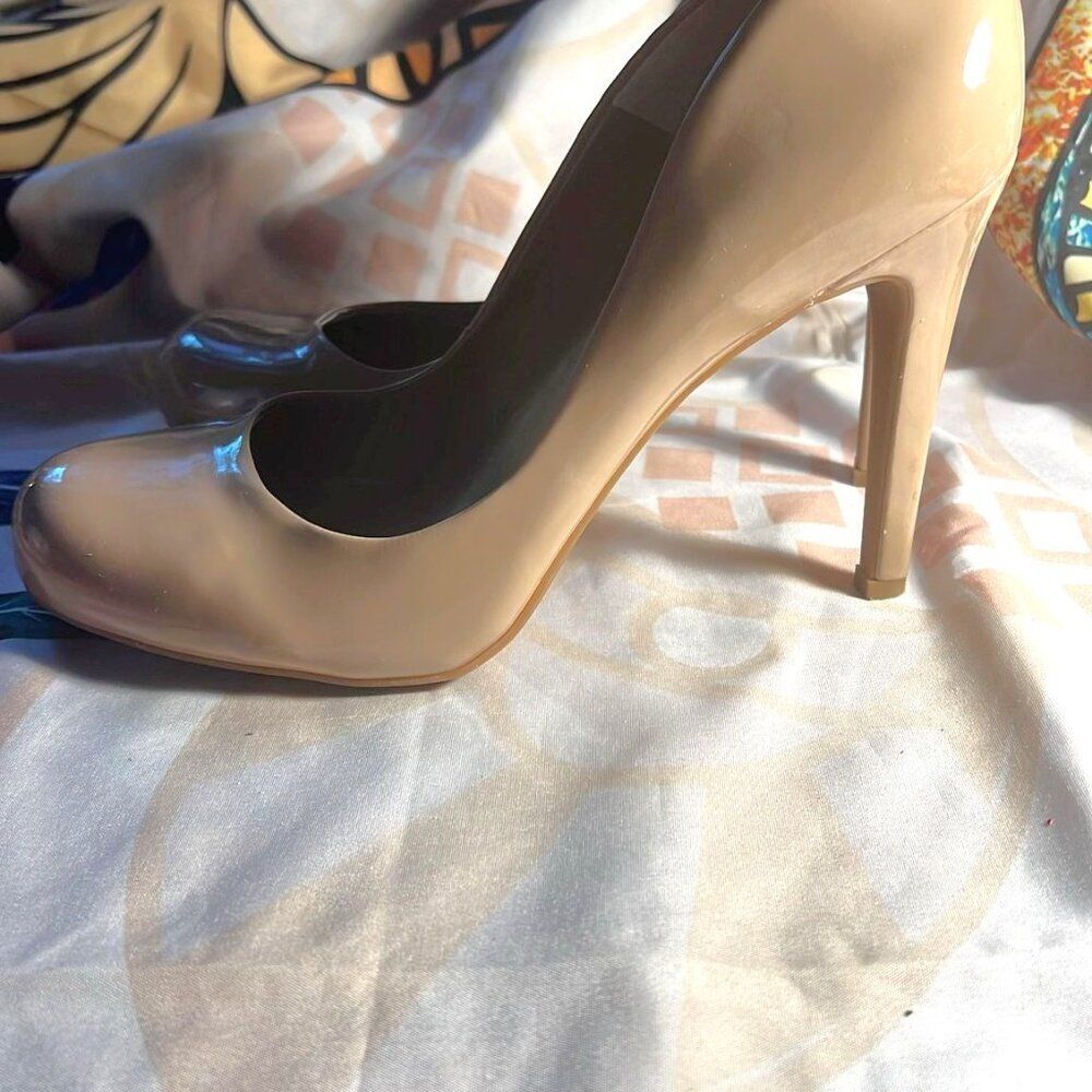 Jessica Simpson Beige Tan Patent Faux Leather Heels - Sz 9 1/2 - Picture 4 of 12